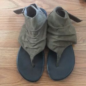 ••SOLD••Bongo Ankle Strap Sandals